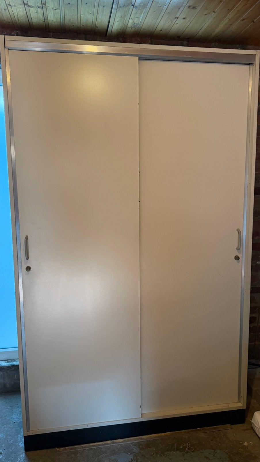 Stevige kast met twee schuifdeuren, Ophalen, Gebruikt, 25 tot 50 cm, 150 tot 200 cm