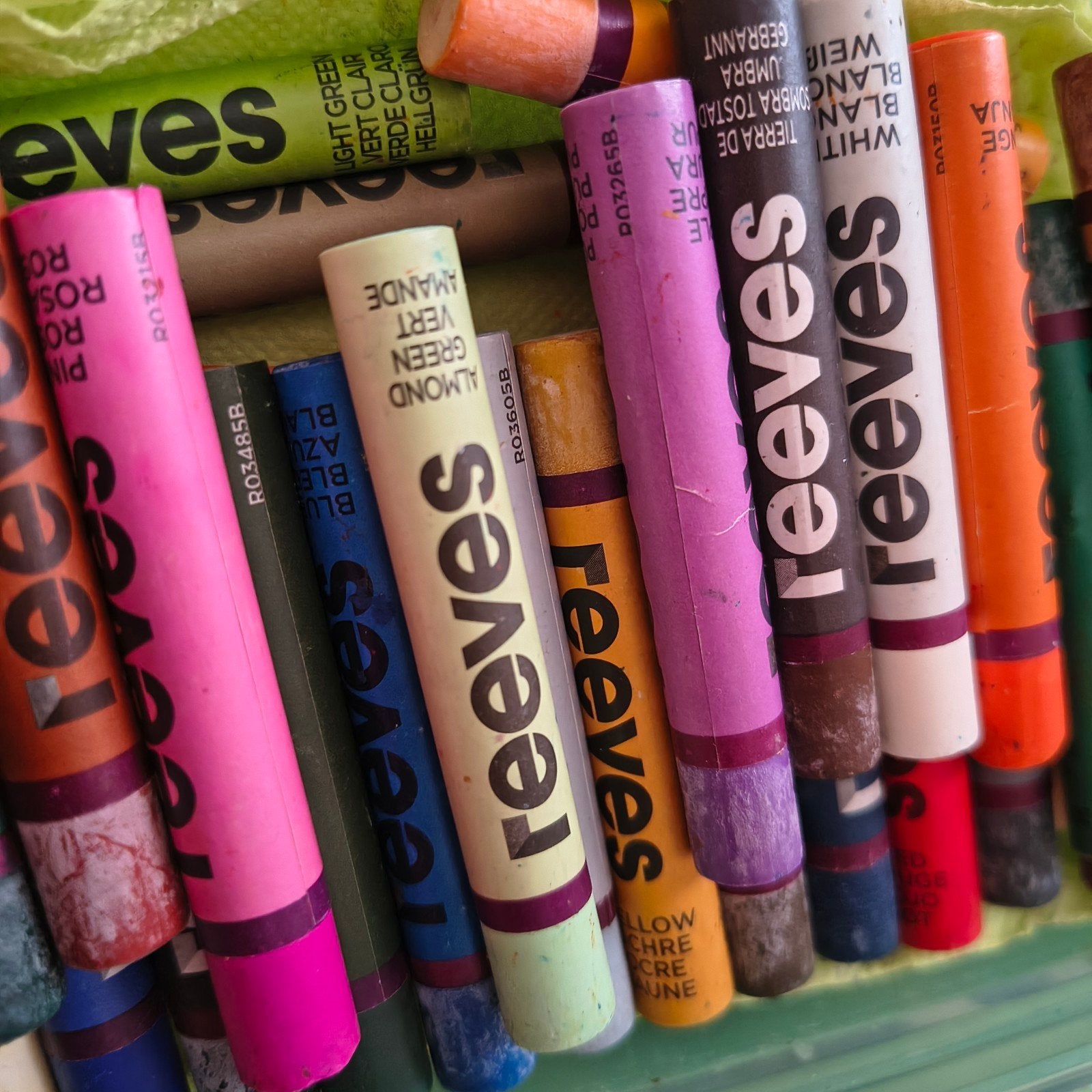 Reeves oliepastels in handige Tupperware doos, Hobby en Vrije tijd, Tekenen, Ophalen