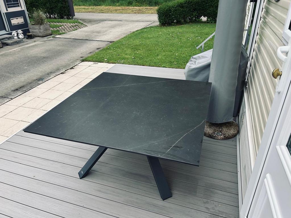 Tafel 150x150  met 4 stoelen en kussens (bristol), Ophalen, Zo goed als nieuw