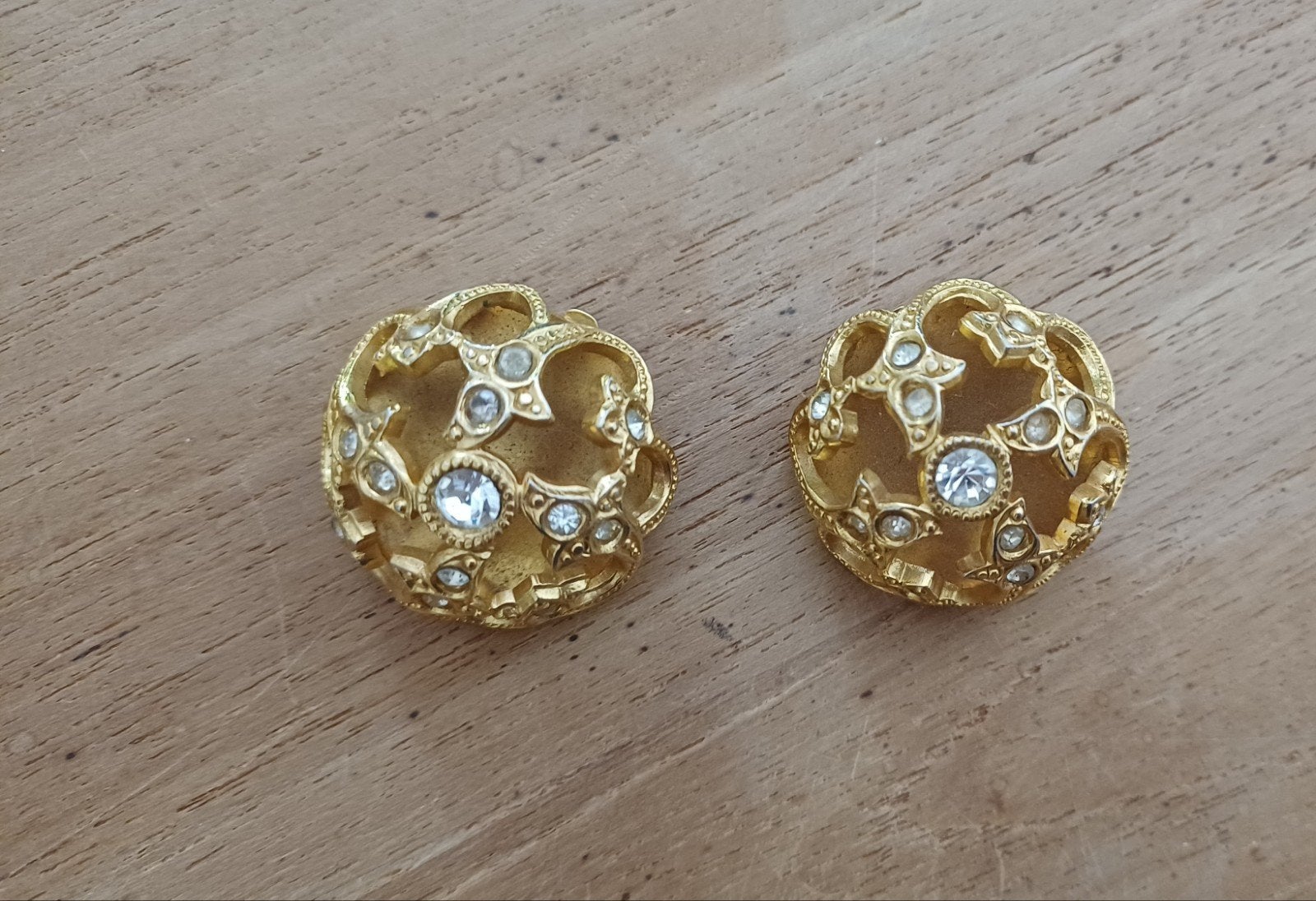Boucles d'oreilles vintage 1950. "Trifari", Puces ou Clous, Enlèvement ou Envoi, Comme neuf, Avec strass