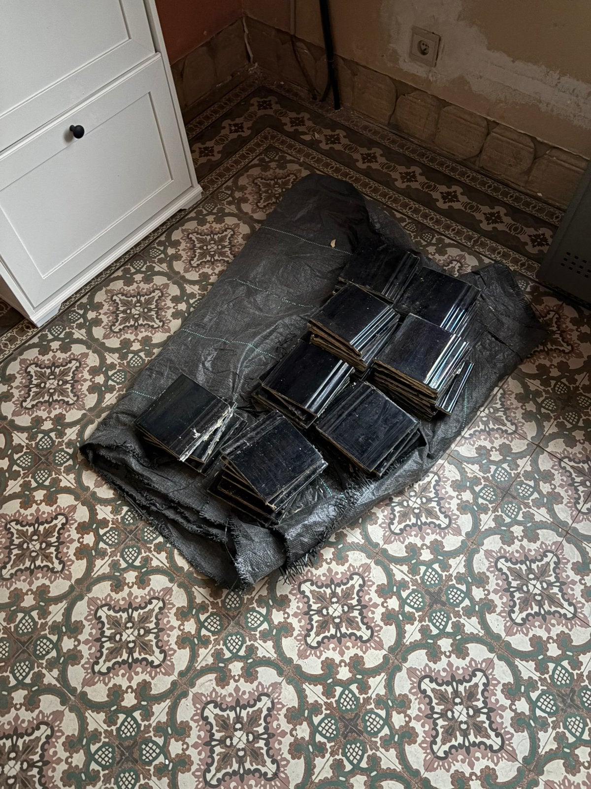 66 zwarte tegels, Doe-het-zelf en Bouw, Dakpannen en Dakbedekking, Ophalen, Gebruikt, Zwart, Steen of Klei