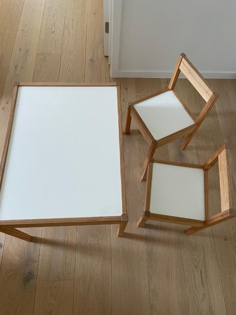 Kindertafeltje + 2 stoeltjes, Ophalen, Gebruikt