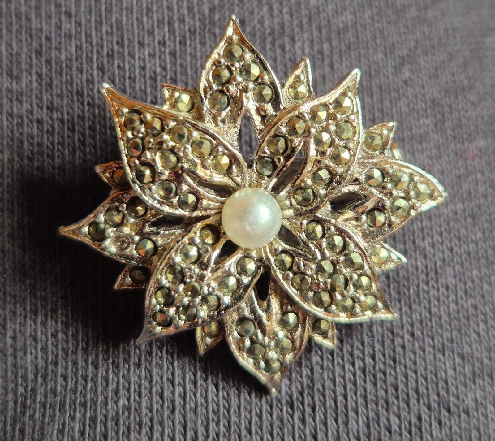 Broche vintage en souci et perle, Bijoux, Sacs & Beauté, Broches, Enlèvement ou Envoi