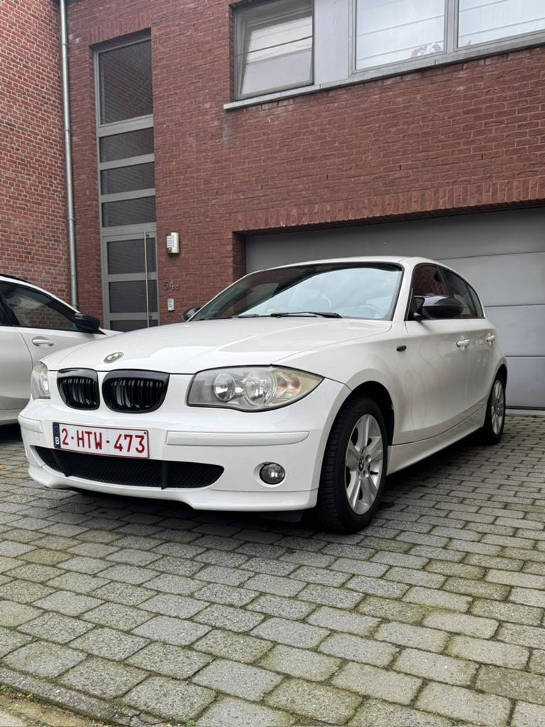 BMW 116i - 2006 - benzine - CarPlay, Auto's, BMW, Voorwielaandrijving, 1596 cc, 4 cilinders, 1200 kg