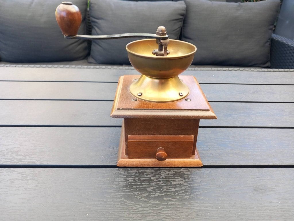 Moulin a café ancien en bois et laiton, Enlèvement