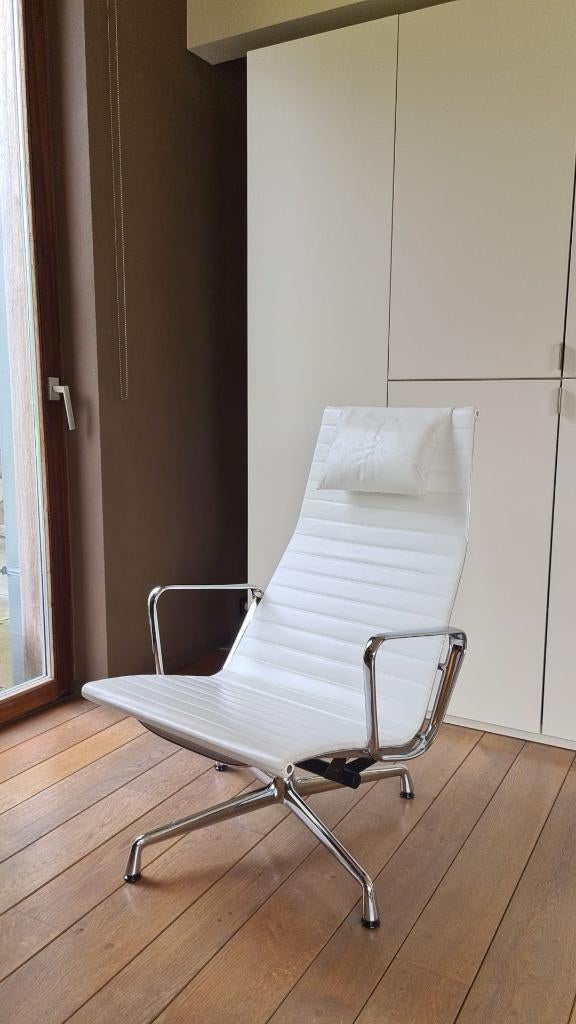 Chaise Vitra en aluminium EA 124 - Cuir neige, 75 à 100 cm, Autres matériaux, Mid-century modern design, strak, functioneel, minimalistisch