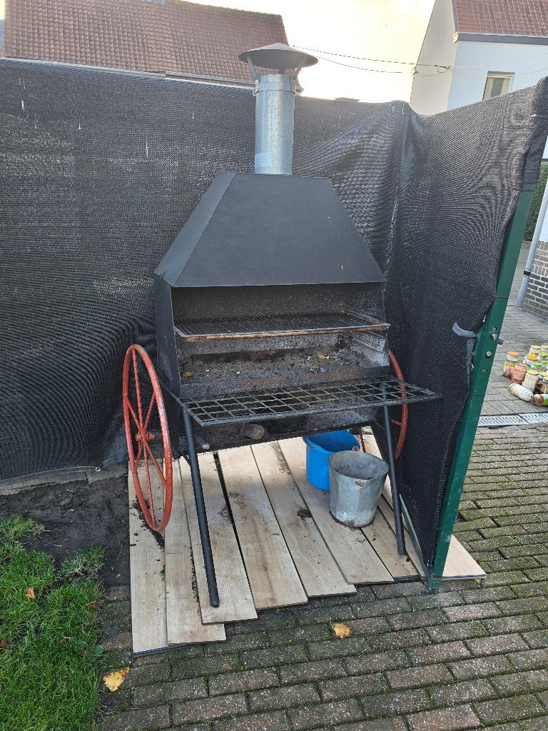 Grote stalen tuinhaard / barbecue met schouw op karrenwielen, Tuin en Terras, Ophalen, Gebruikt