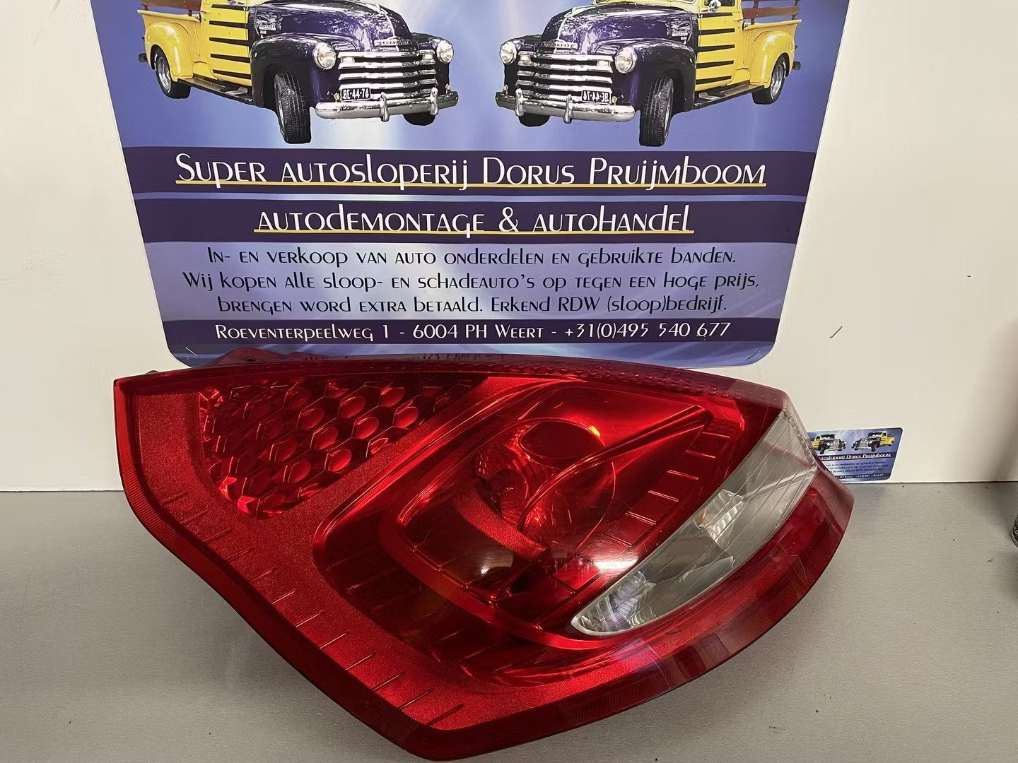 Ford Fiesta achterlicht Links, Info@ford.com, Ford Motor Company, American Road 1
48126  Dearborn, Ford