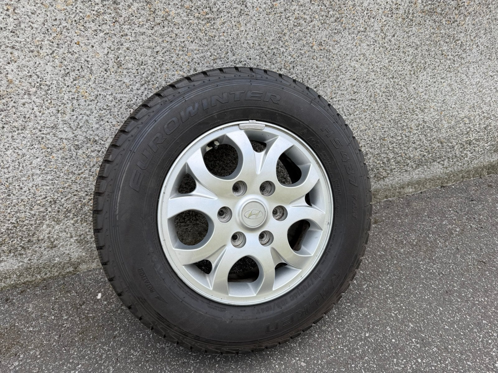 Hyundai H-1 215/70R16 presque neuf !, Autos : Pièces & Accessoires, Pneus & Jantes, Pneus et Jantes, Pneus hiver, 16 pouces, 215 mm