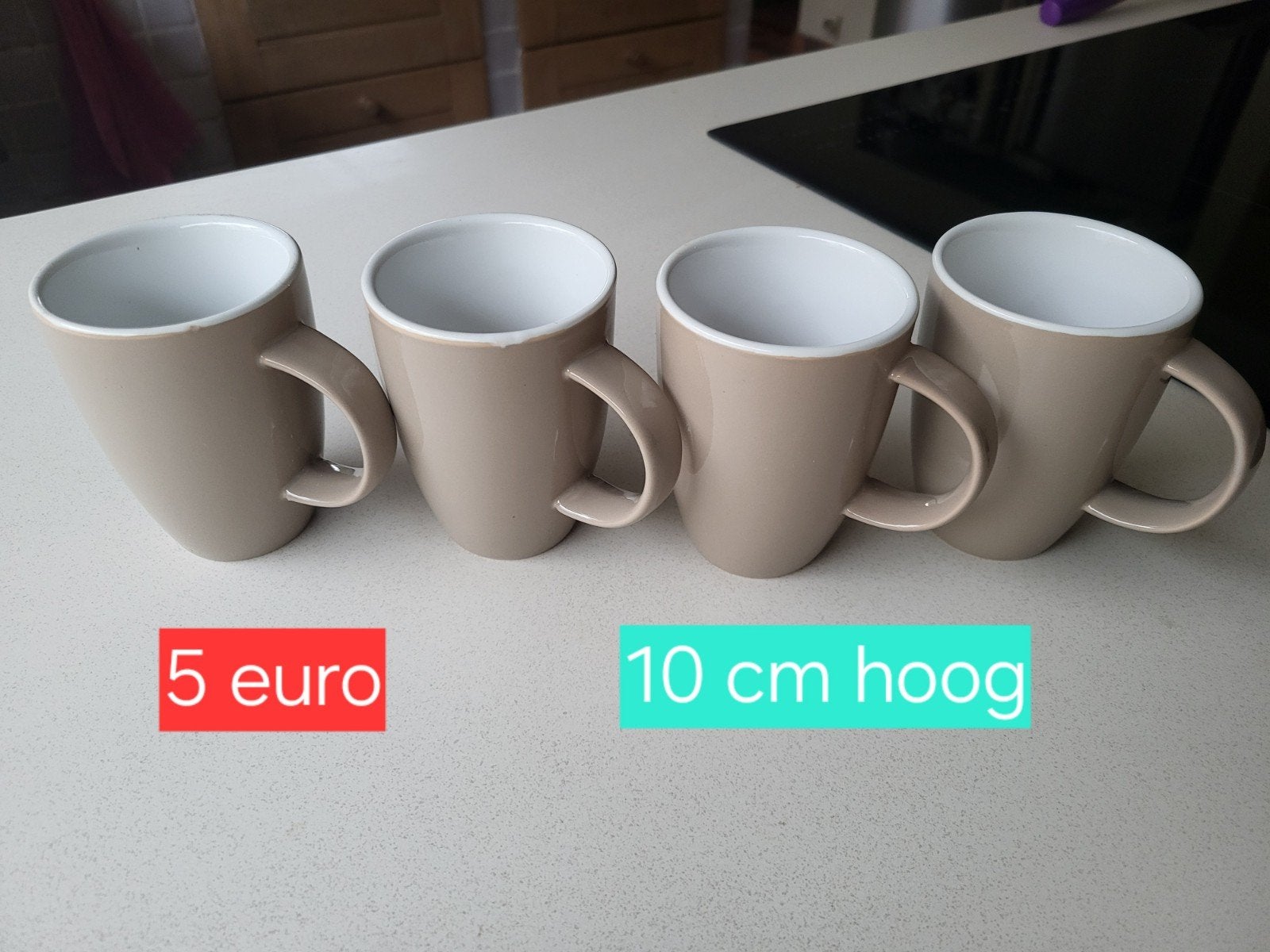 4 mooie mokken (5 euro samen)

nooit gebruikt

10 cm hoog

I, Ophalen of Verzenden