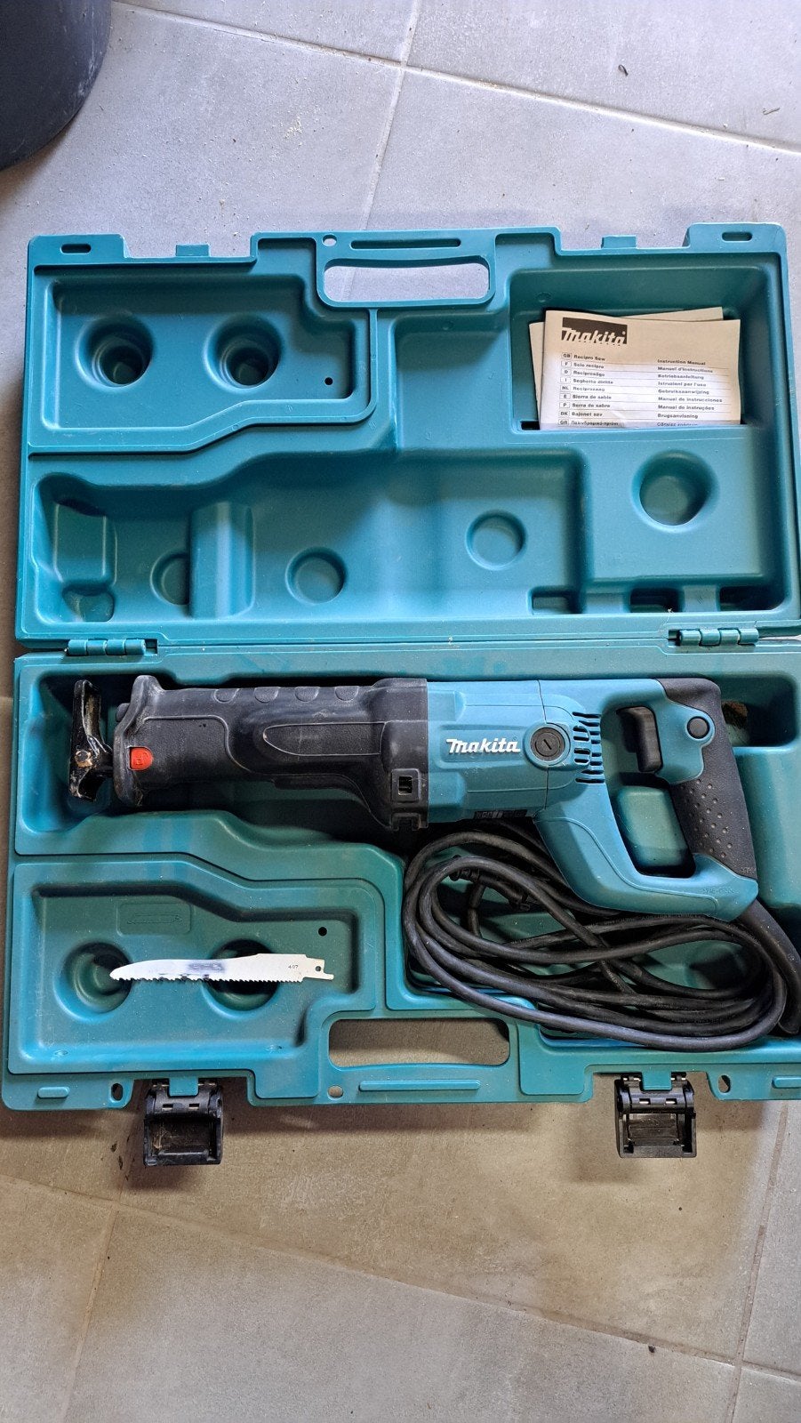 Makita reciprozaag, Doe-het-zelf en Bouw, Ophalen, 70 mm of meer, 600 tot 1200 watt, Zo goed als nieuw