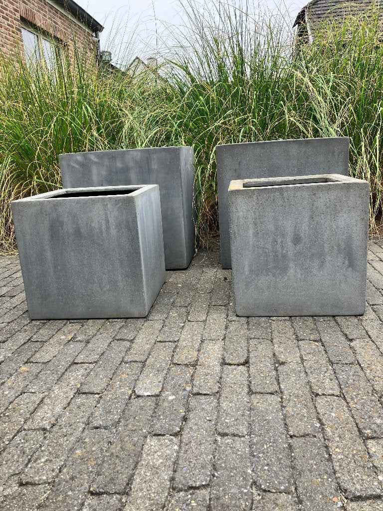 Vier Vierkante grijze Bloempotten, Tuin en Terras, Ophalen, Gebruikt, Vierkant, Tuin