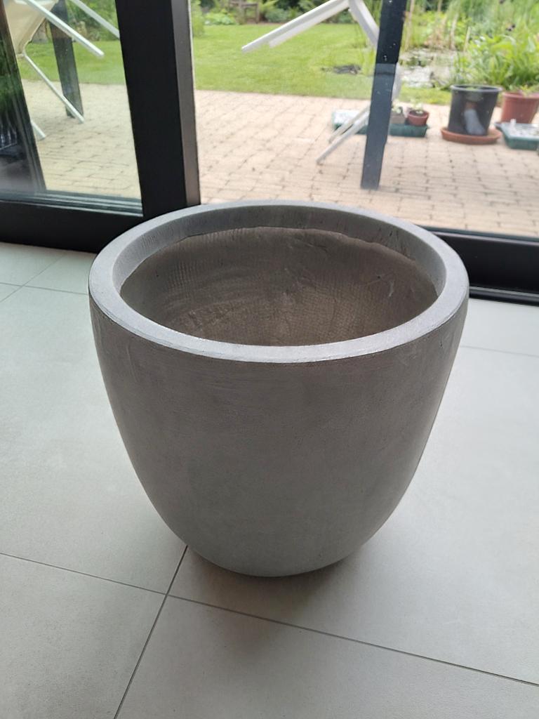 Grijze bloempot van licht materiaal, Tuin en Terras, Overige materialen, Rond, Zo goed als nieuw, Minder dan 40 cm