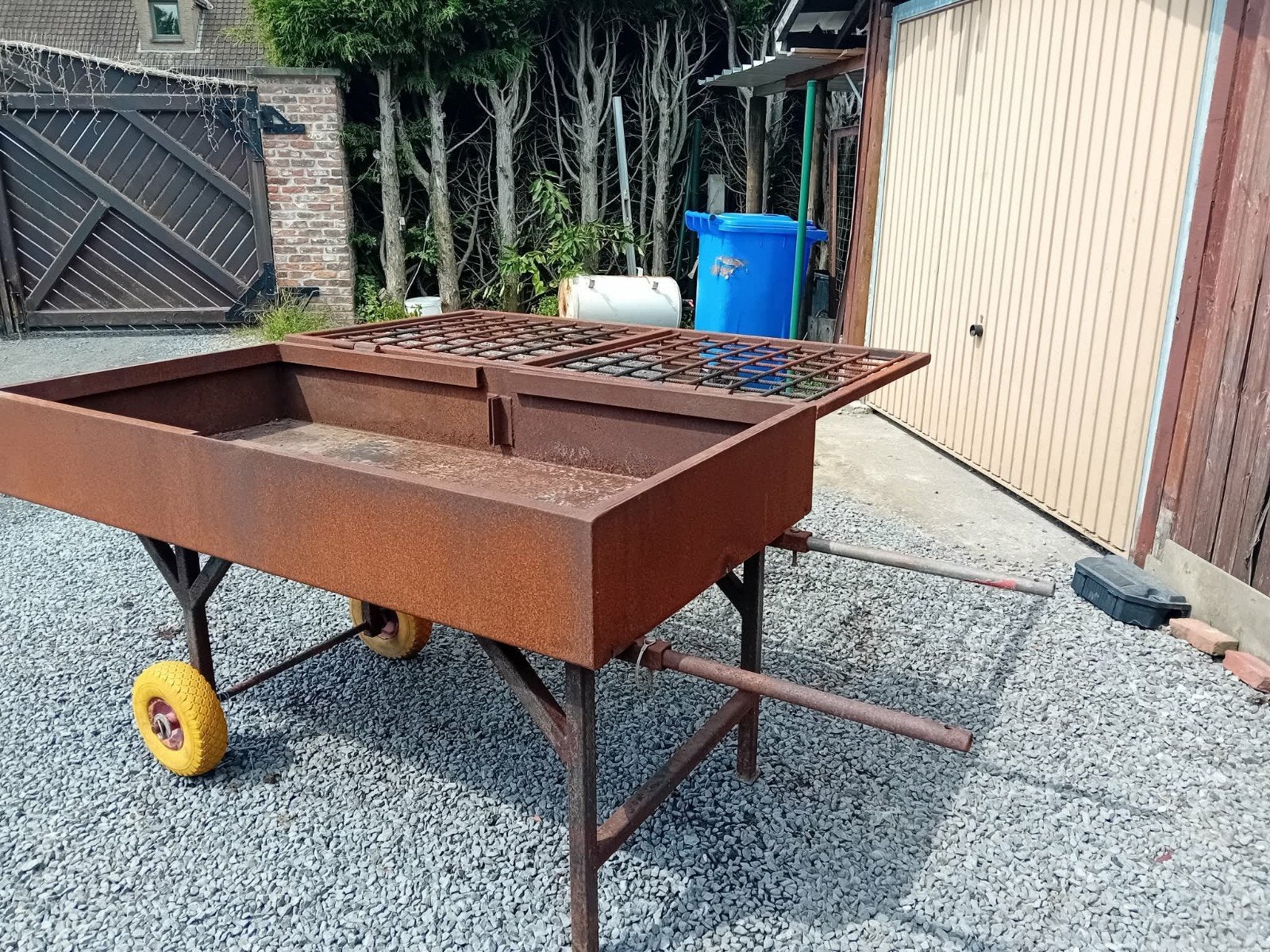 grand barbecue sur roulettes, Tuin en Terras, Houtskoolbarbecues, Ophalen, Gebruikt