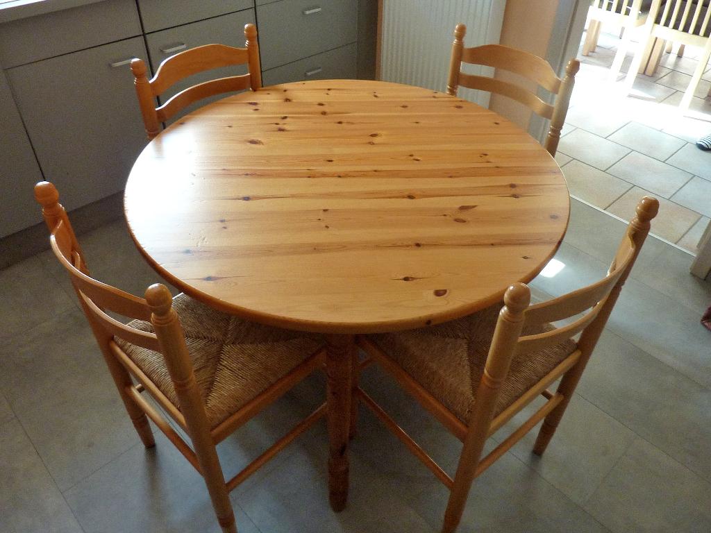 Table ronde pin massif verni + 4 chaises, Maison & Meubles, Tables | Tables à manger, Utilisé, Quatre personnes, Rond, Pin, Enlèvement