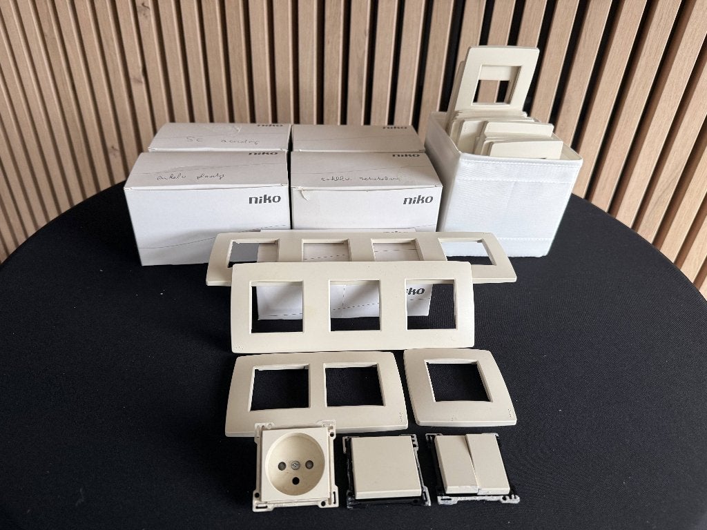 Pakket van 140+ Niko afdekplaatjes in de kleur Cream, Enlèvement ou Envoi, Utilisé, Autres marques, Autres types