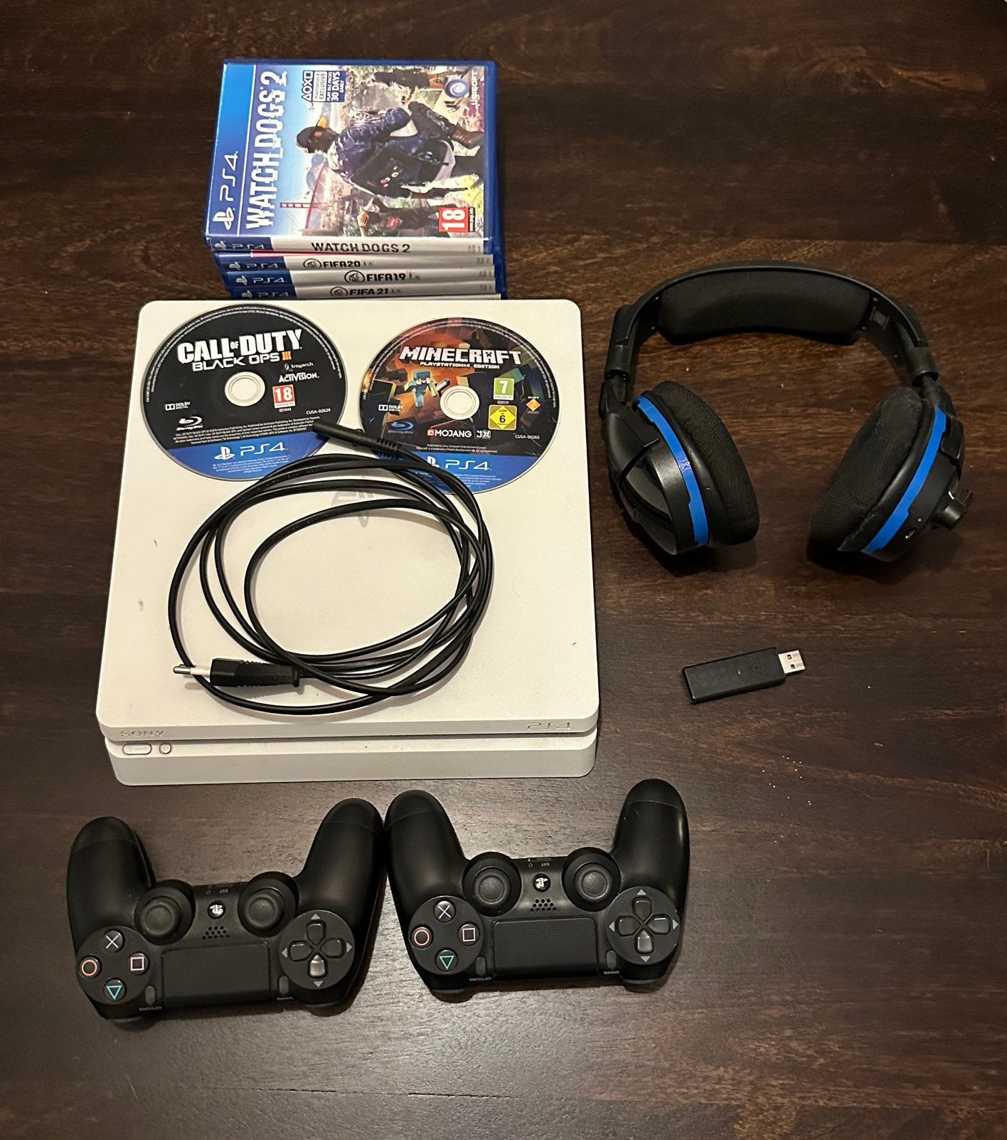 Witte PS4 Slim + 2 controllers + headset + games, Consoles de jeu & Jeux vidéo, Consoles de jeu | Sony Consoles | Accessoires