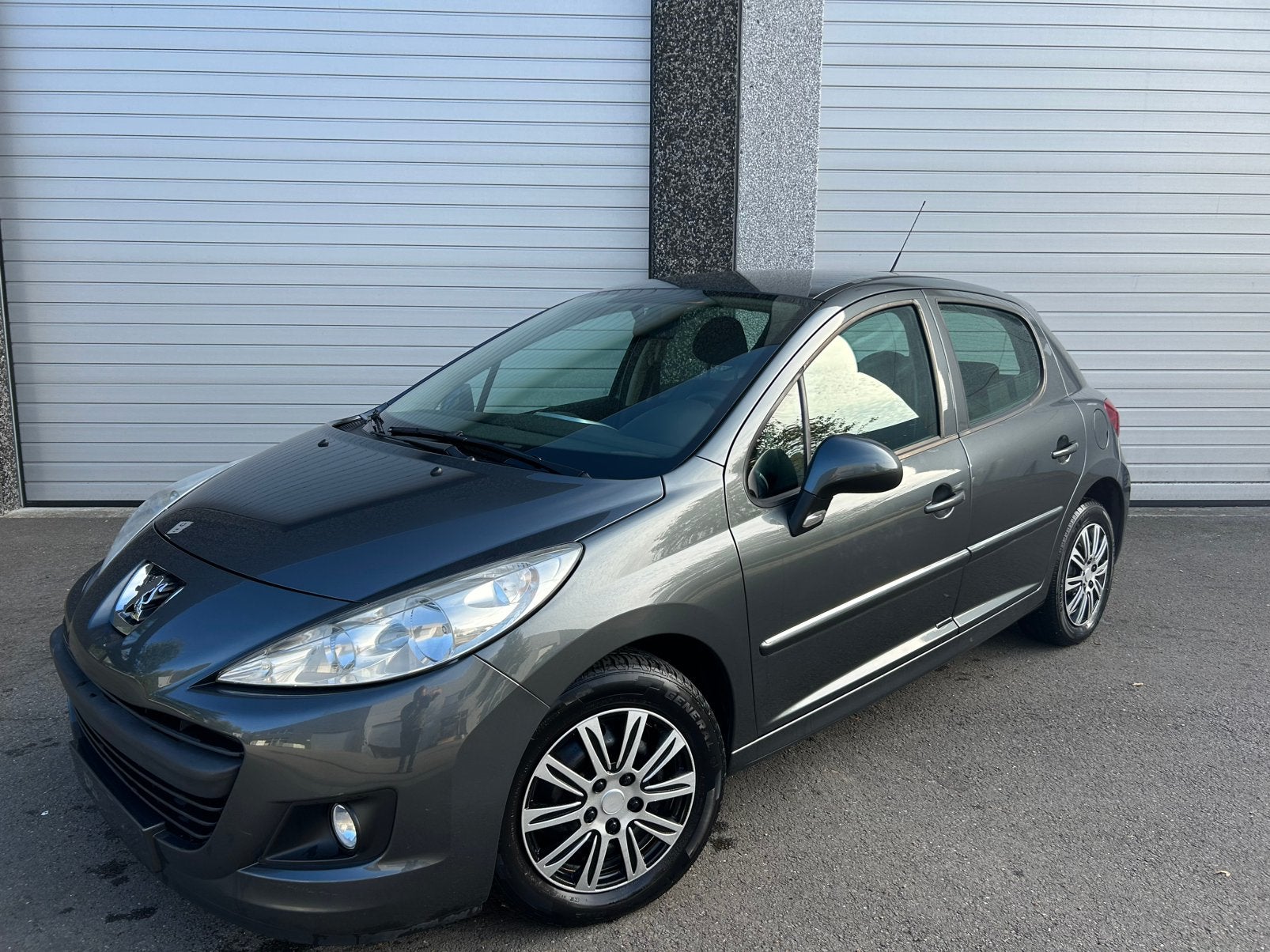 Peugeot 207+ 1.4benzine/ airco/ 5deurs/ 2014/ 1jaar garantie, Auto's, Elektrische ramen, Euro 5, Stof, Zwart