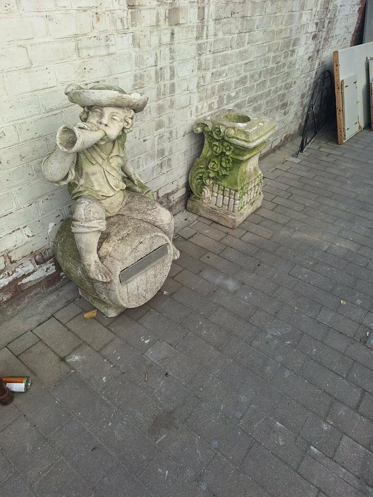 Statue décorative en pierre styleancien avecboîte aux lettrs, Enlèvement, Comme neuf