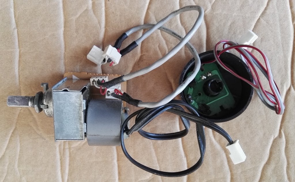 ALPS - GAE potentiomètre motorisé 2x 100k, Enlèvement, Comme neuf