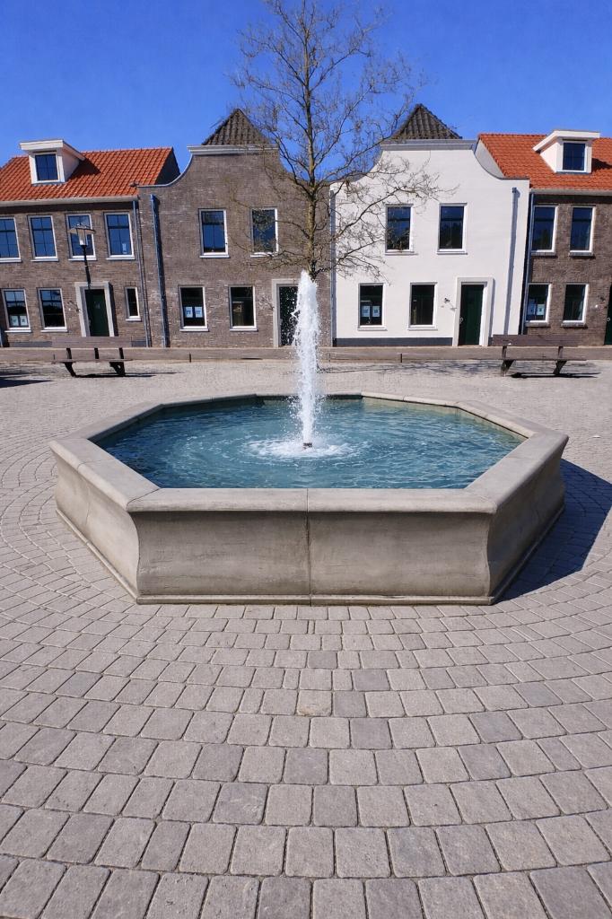 Fontein rand met watersproeier, Ophalen, Nieuw, Beton, Fontein