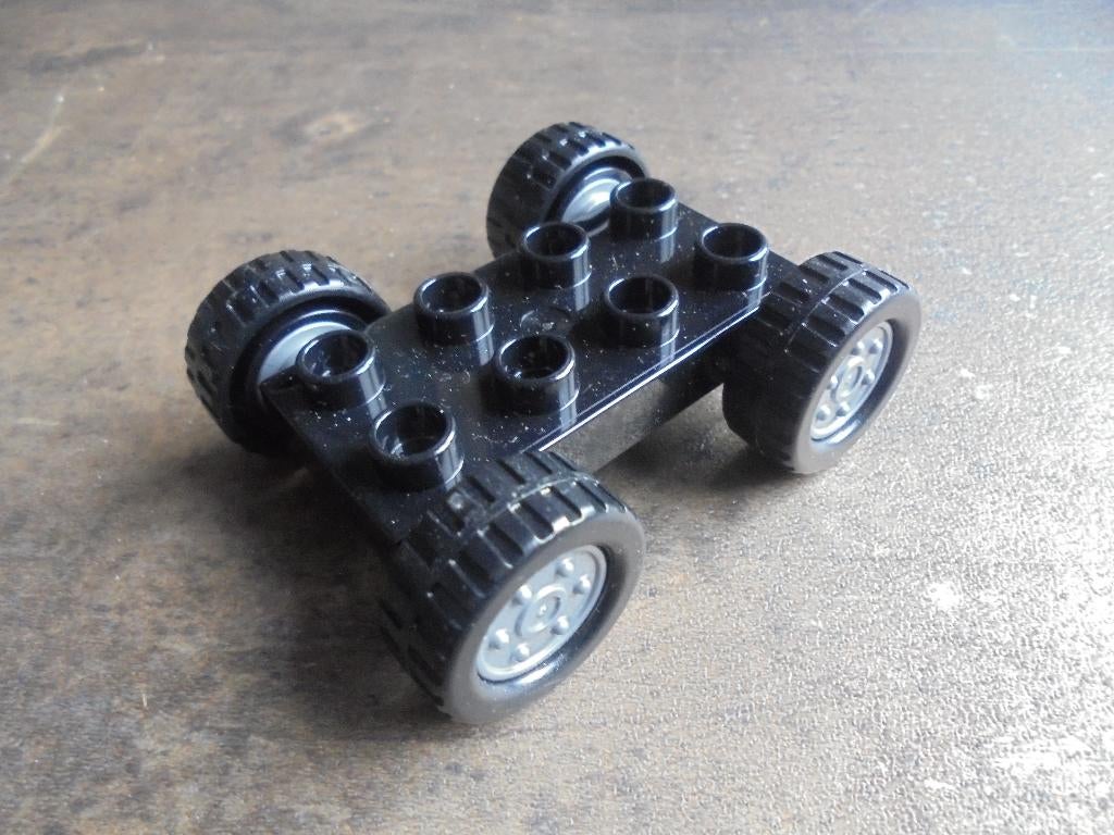 Lego Duplo Car Base 2x4 with Tread Tires (zie foto's) 2, Kinderen en Baby's, Speelgoed | Duplo en Lego, Verzenden, Gebruikt, Losse stenen