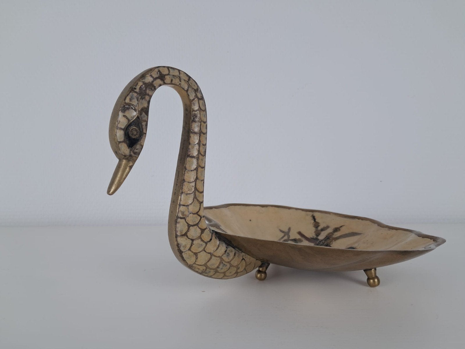Plat à cygne vintage en laiton avec émail — Hollywood Rege, Enlèvement ou Envoi, Autres types, Métal, Fait main