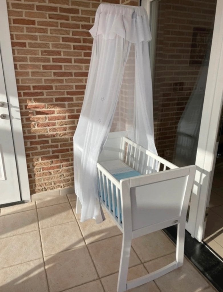 Wit houten wiegje Bannini met piekstok, sluier en matras, Kinderen en Baby's, Babywiegjes en Ledikanten, Ophalen, Zo goed als nieuw