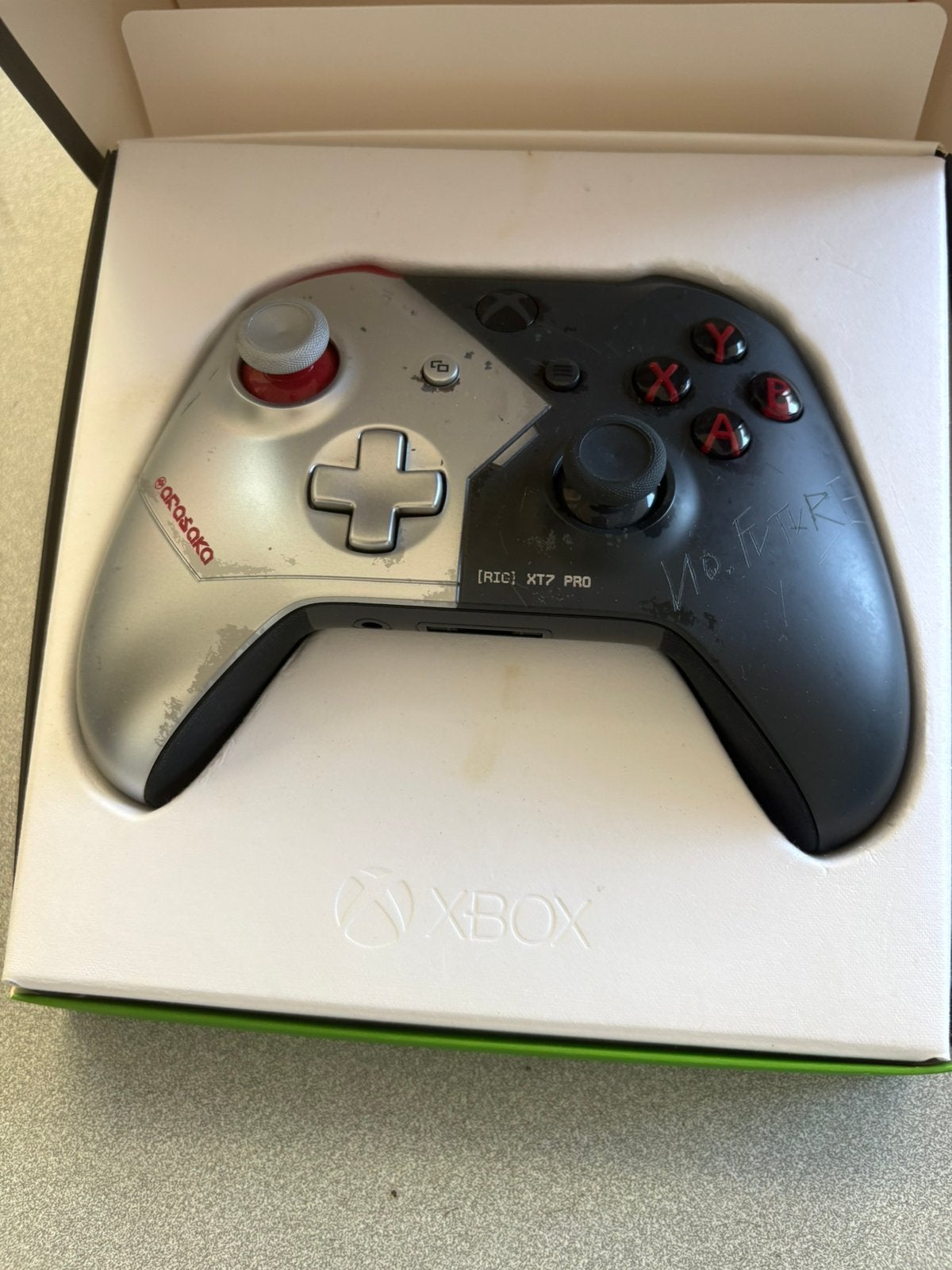 Xbox Controller Cyberpunk 2077 Limited Edition + Doos⁠, Consoles de jeu & Jeux vidéo, Enlèvement ou Envoi, Comme neuf, Contrôleur