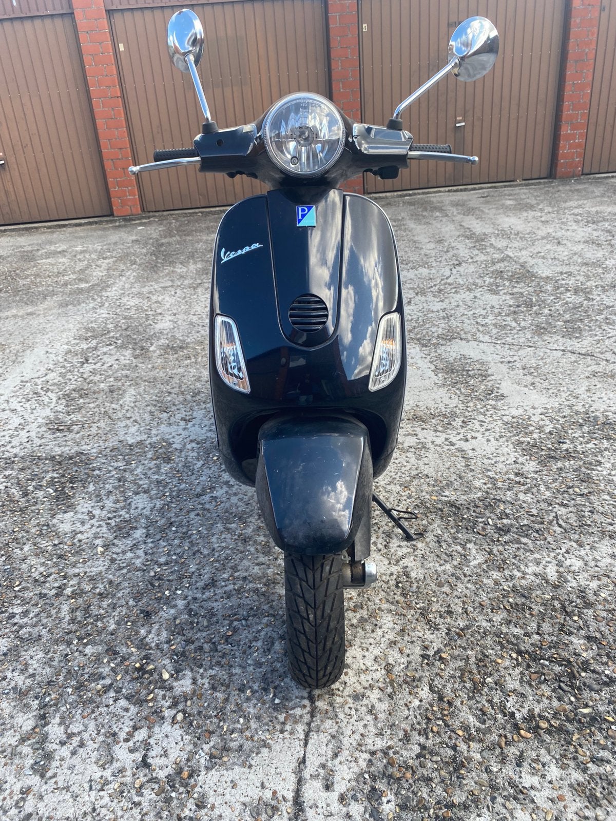 Vespa piaggo 50cc 26 km meterstand, Fietsen en Brommers, Ophalen, Zo goed als nieuw