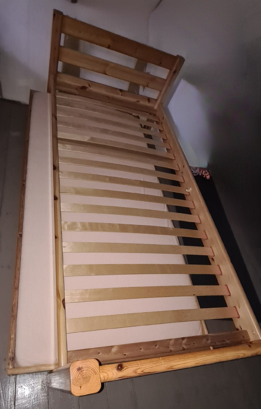 houten 1 persoonbed met extra bed onderkant, kan even hoog, Huis en Inrichting, Ophalen, Bruin, Tweepersoons, Hout