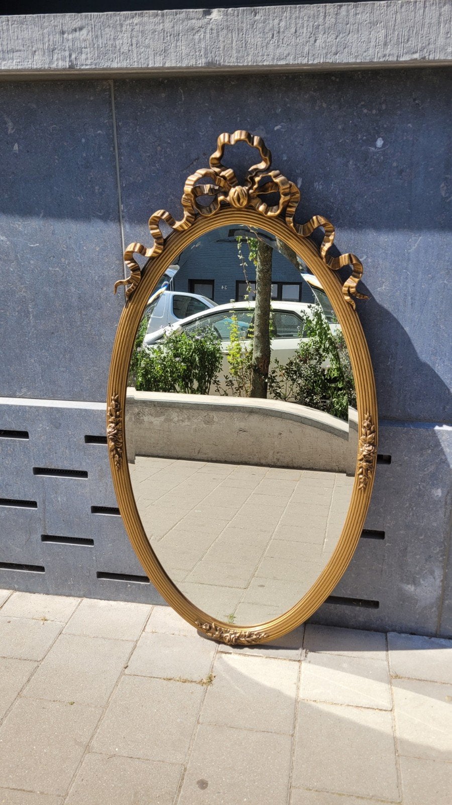 Miroir ovale doré de style Louis XVI., Enlèvement