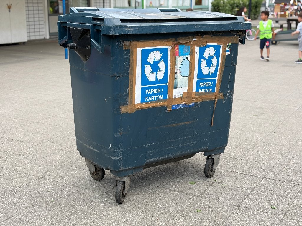 Conteneur à déchets de taille moyenne, Enlèvement, Utilisé