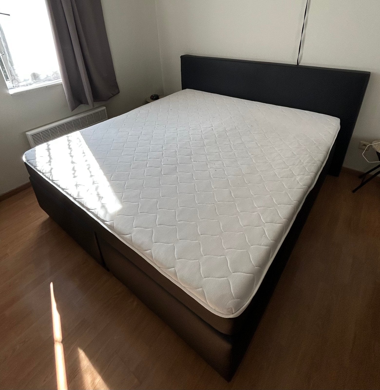 Boxspring met matras, kledingkast en commode, Ophalen, Zo goed als nieuw