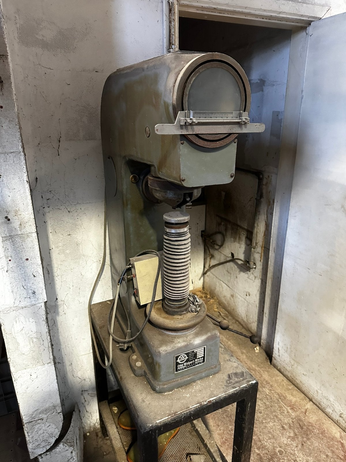 Testeur de dureté Vickers de WOLPERT 1956, Enlèvement