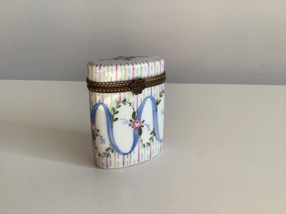 mooi hoog Limoges pillendoosje met guirlandes van roosjes, Ophalen of Verzenden