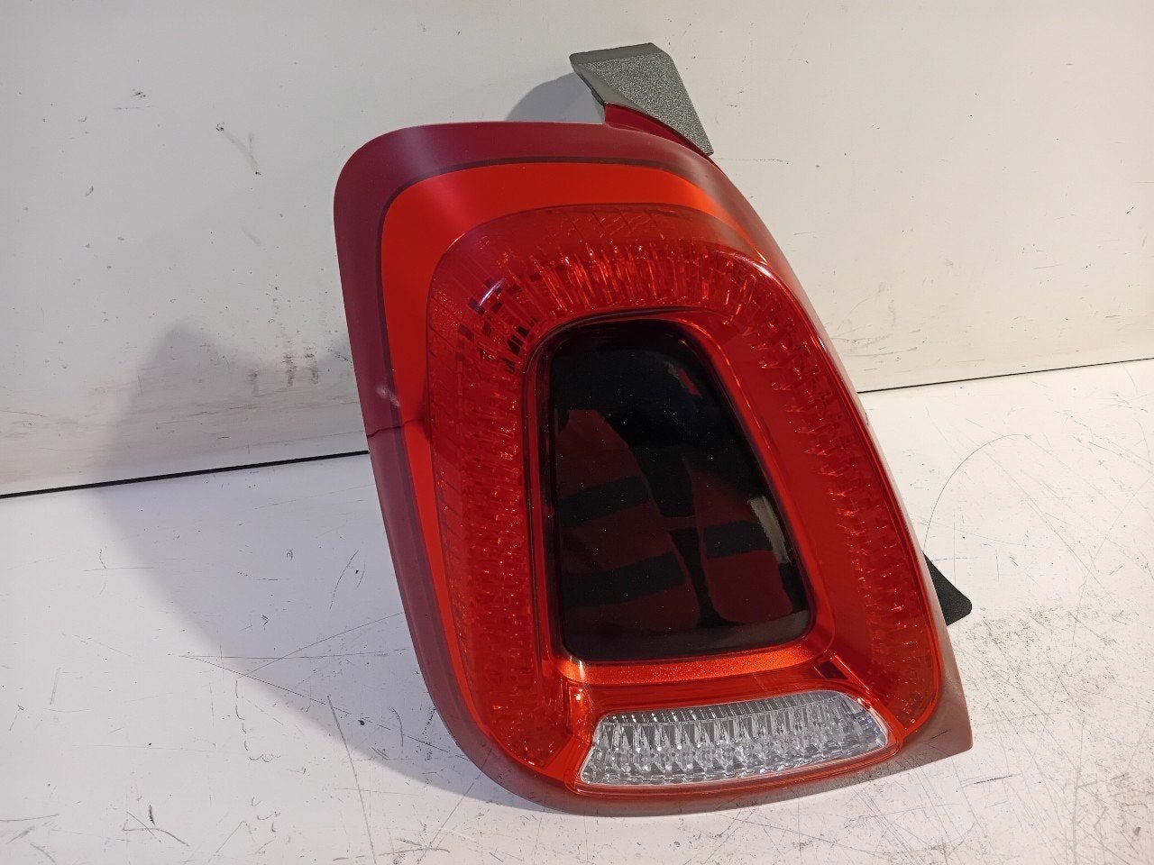 Achterlicht links buiten Fiat 500, Onderdelen@venauto.nl, Van der Ven Autorecycling B.V., Gebruikt, Ettenseweg 76, 4706 PB Roosendaal, The Netherlands