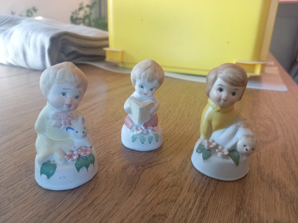 3 beeldjes - Engelachtige kinderen in „porselein”, Ophalen of Verzenden, Zo goed als nieuw, Mens