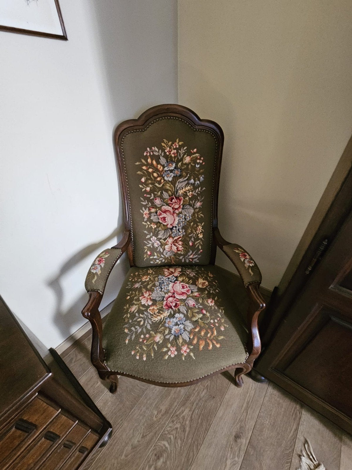 Klassieke fauteuil met gobelin bekleding, Ophalen