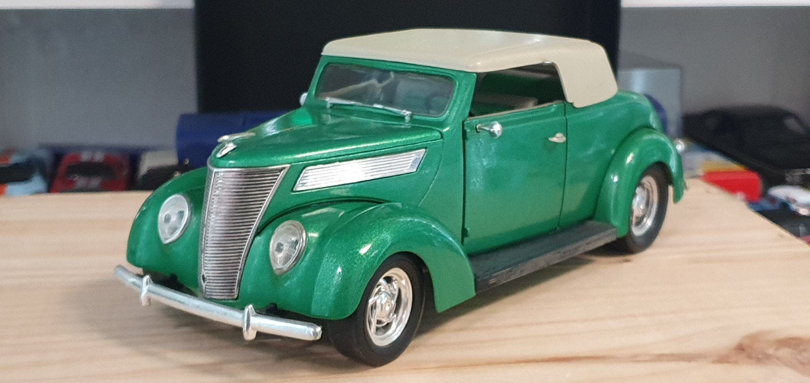 Ford V8 cabriolet 1937 Road Legends 1/18, Enlèvement ou Envoi