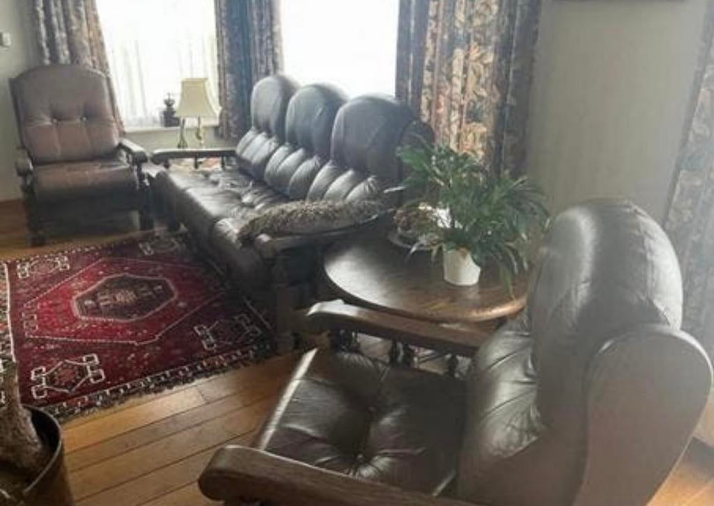 Lederen salon met houten armleuningen, Ophalen, Zo goed als nieuw