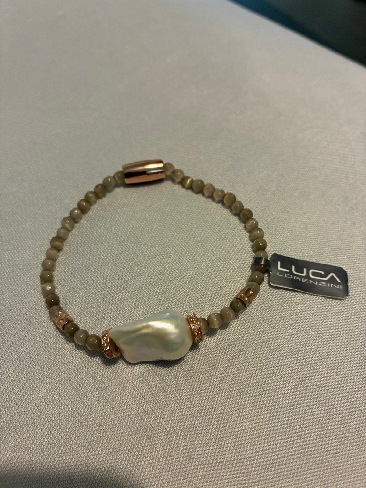 Armbandje met echte parelmoer en steentjes, Handtassen en Accessoires, Armbanden, Overige materialen, Beige, Nieuw, Ophalen of Verzenden