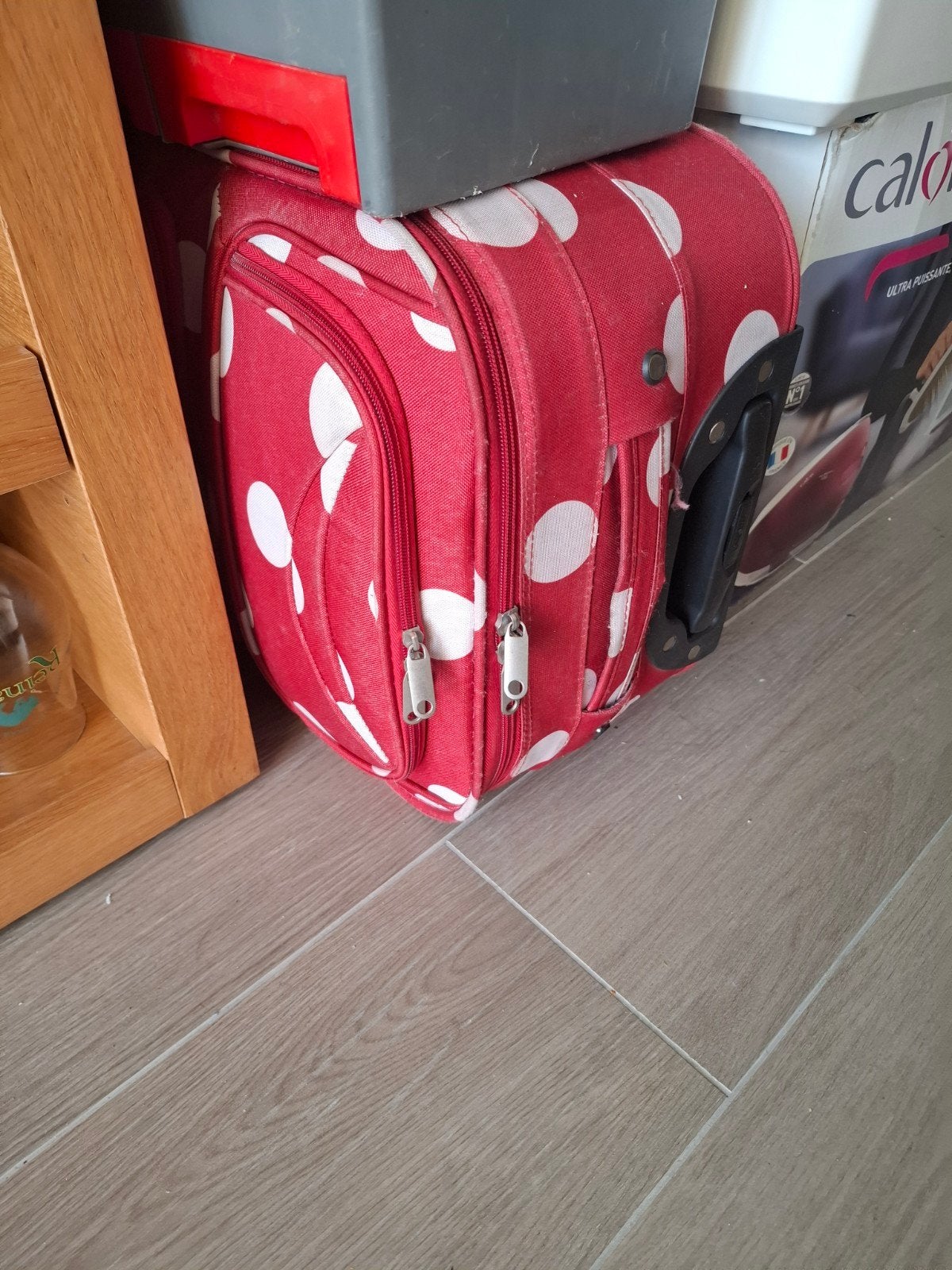 Trolie koffer rood met witte bolletjes, Enlèvement