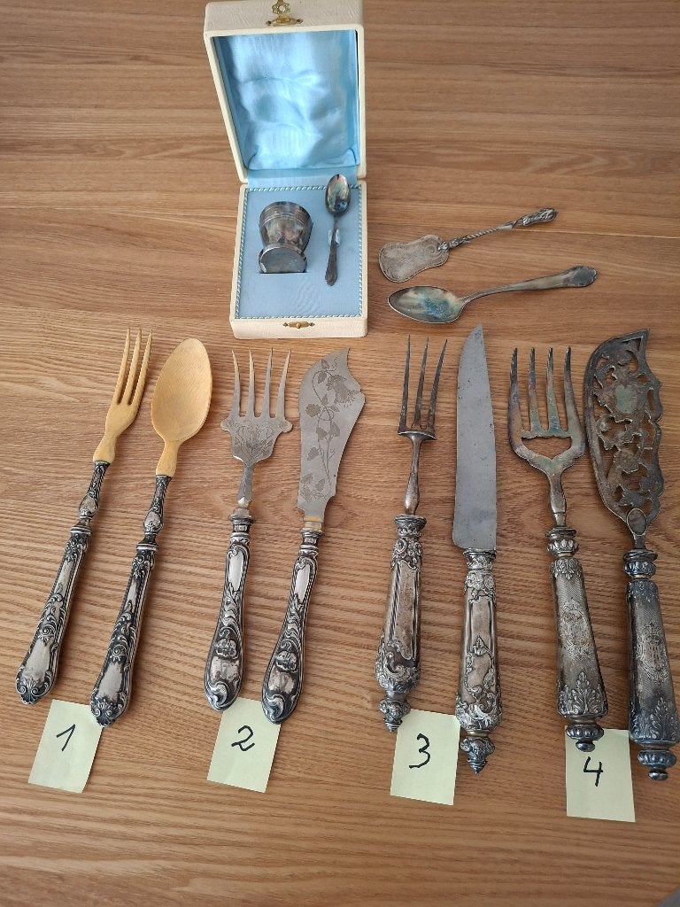 Antieke zilveren serveercouverts, Ophalen
