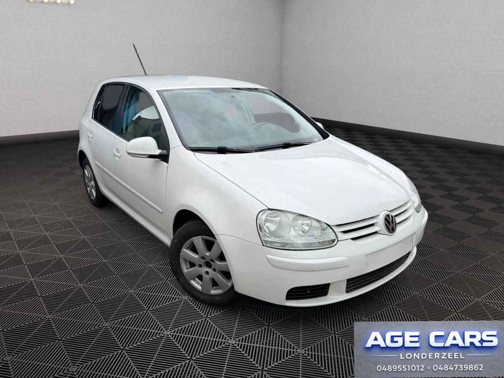 Volkswagen Golf 5 Benzine Automatische Transmissie, Auto's, Zwart, 4 cilinders, USB, Wit
