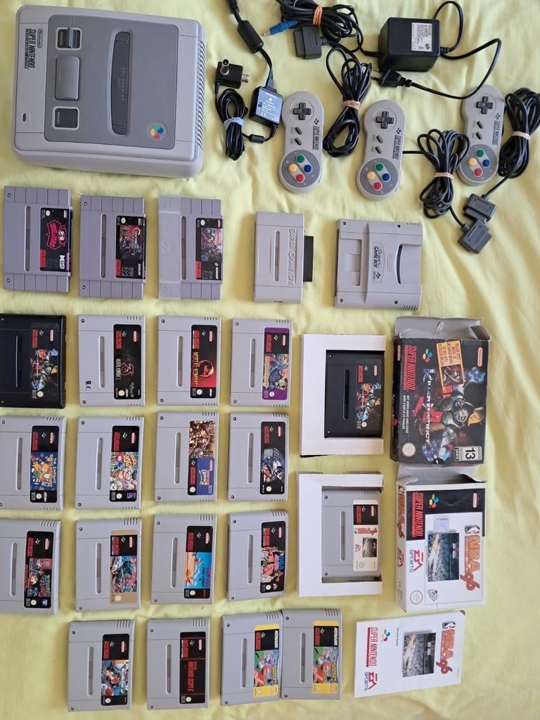 Super nintendo+21 games+ 3 bakjes+super game key+game boykey, Verzenden, Zo goed als nieuw