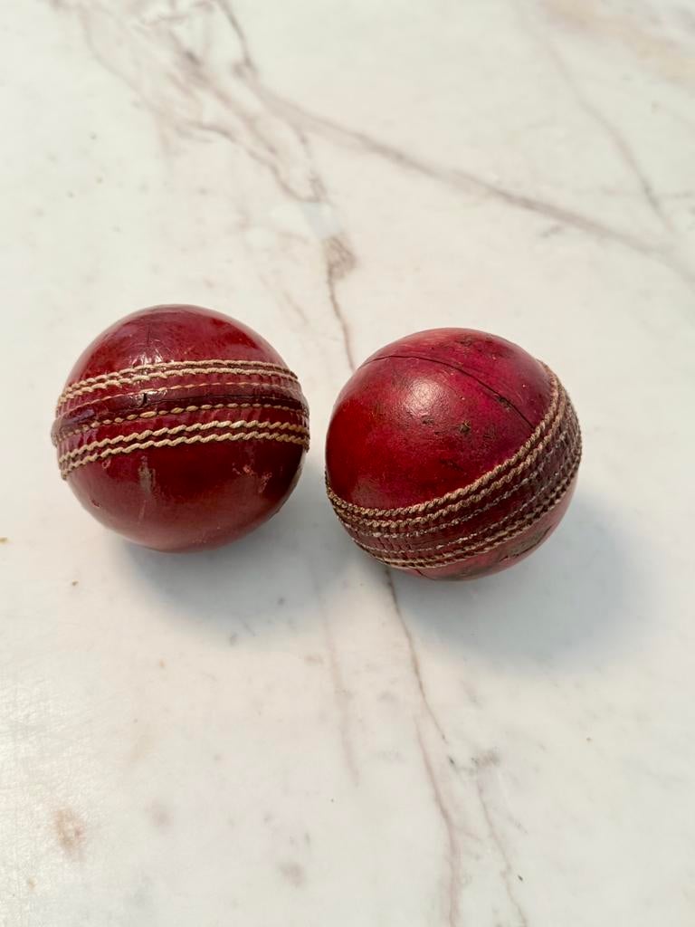 2 oude lederen cricket ballen, Ophalen