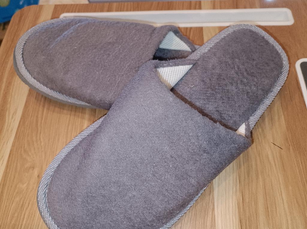 Chaussons de maison gris doux taille 41-42 — neufs, Vêtements | Hommes, Chaussures, Neuf, Andere, Enlèvement ou Envoi, Pantoufles