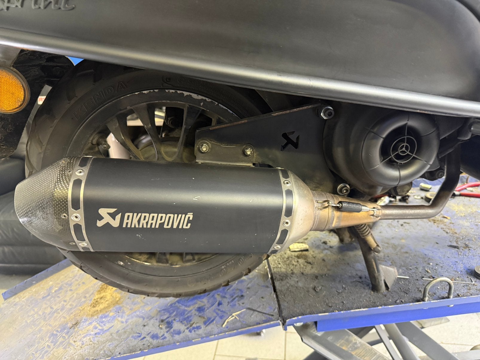 Pot d'échappement Akrapovic d'origine Vespa  50/80cc, Enlèvement