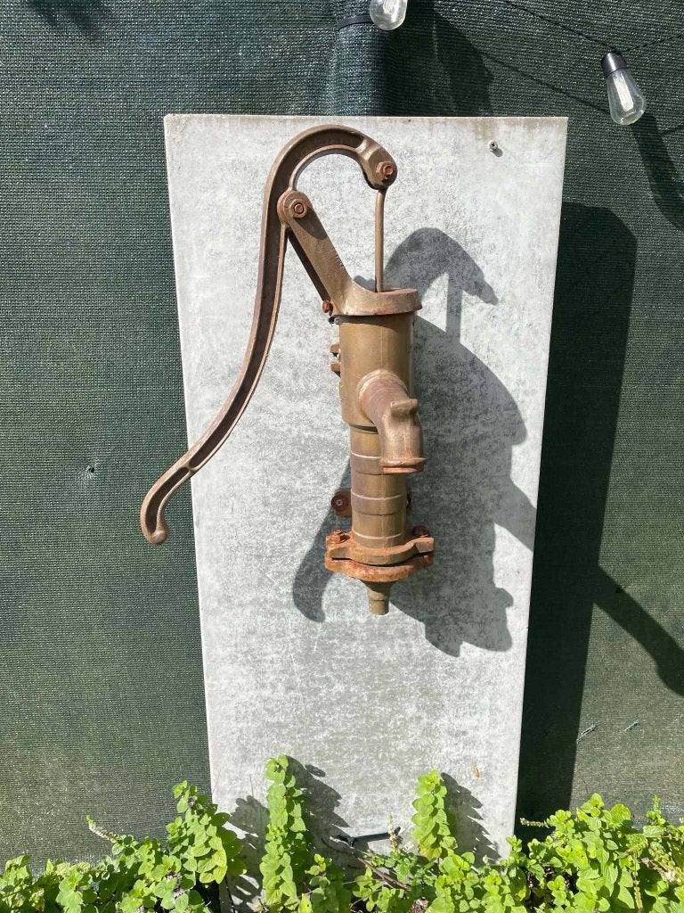 Bitonsteen met pomp, Tuin en Terras, Ophalen, Zo goed als nieuw, Gietijzer, Overige typen